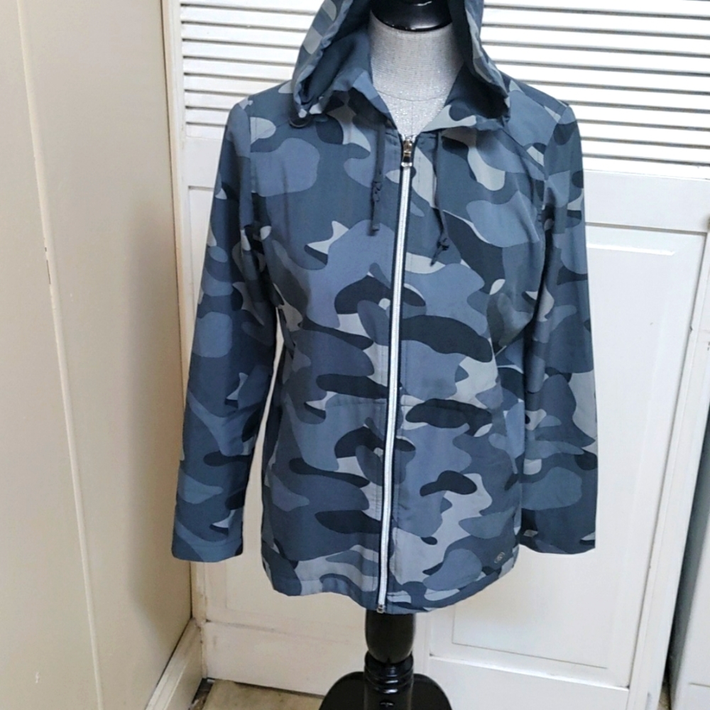 Easy Stretch camo light weight jacket. Full zip with a hood.